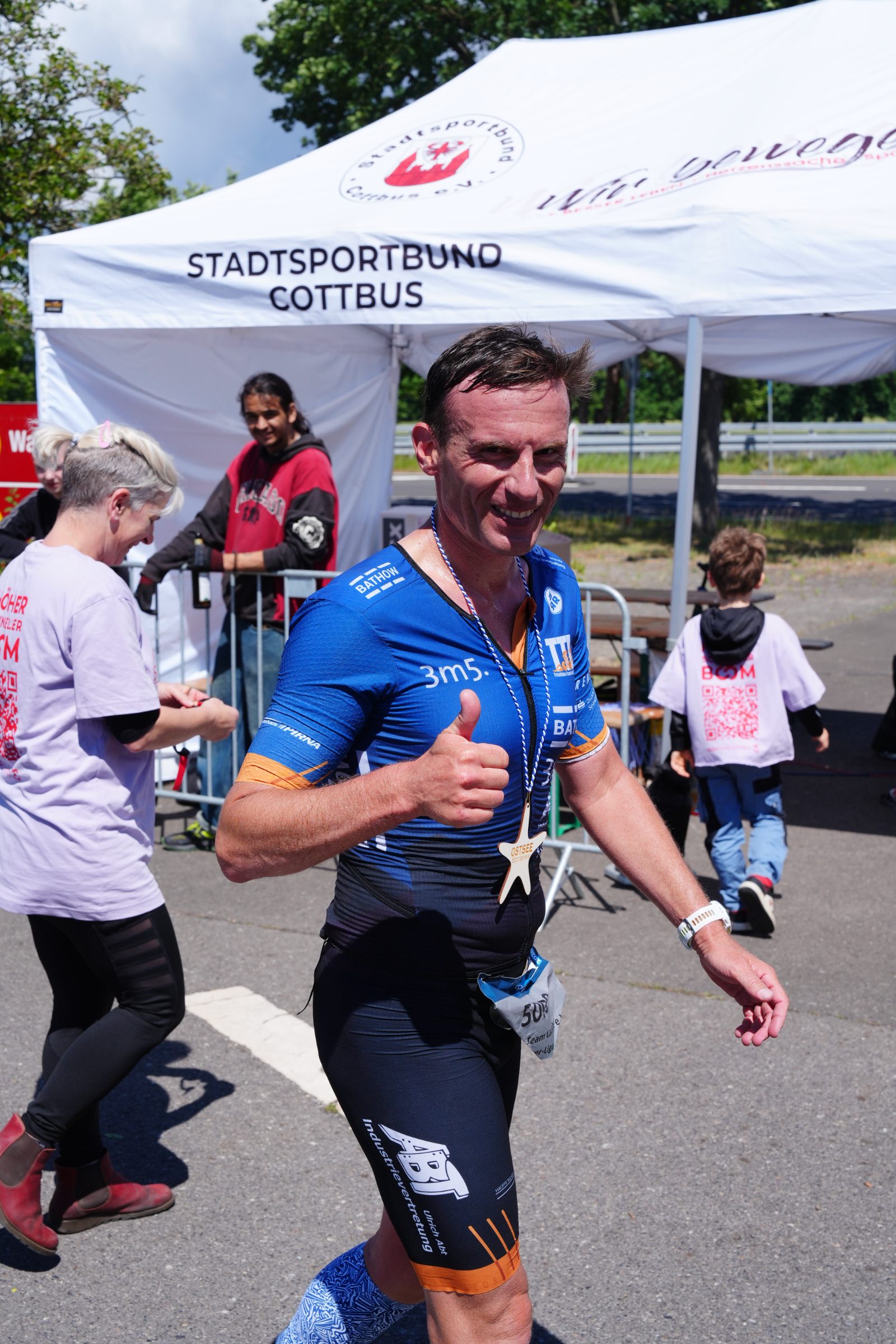 Zieleinlauf, Athlet mit Daumen hoch