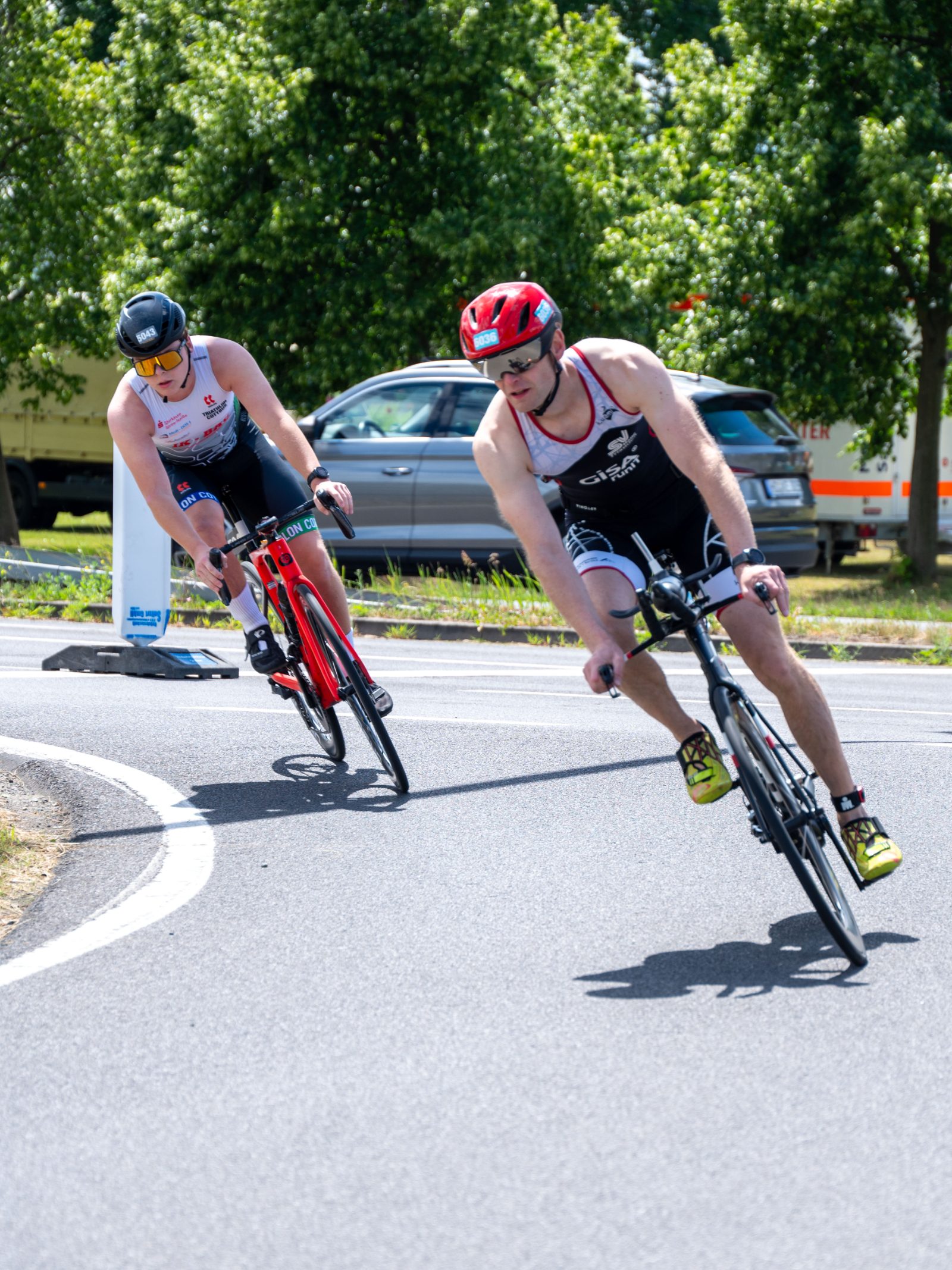 Zwei Radfahrer in der Kurve