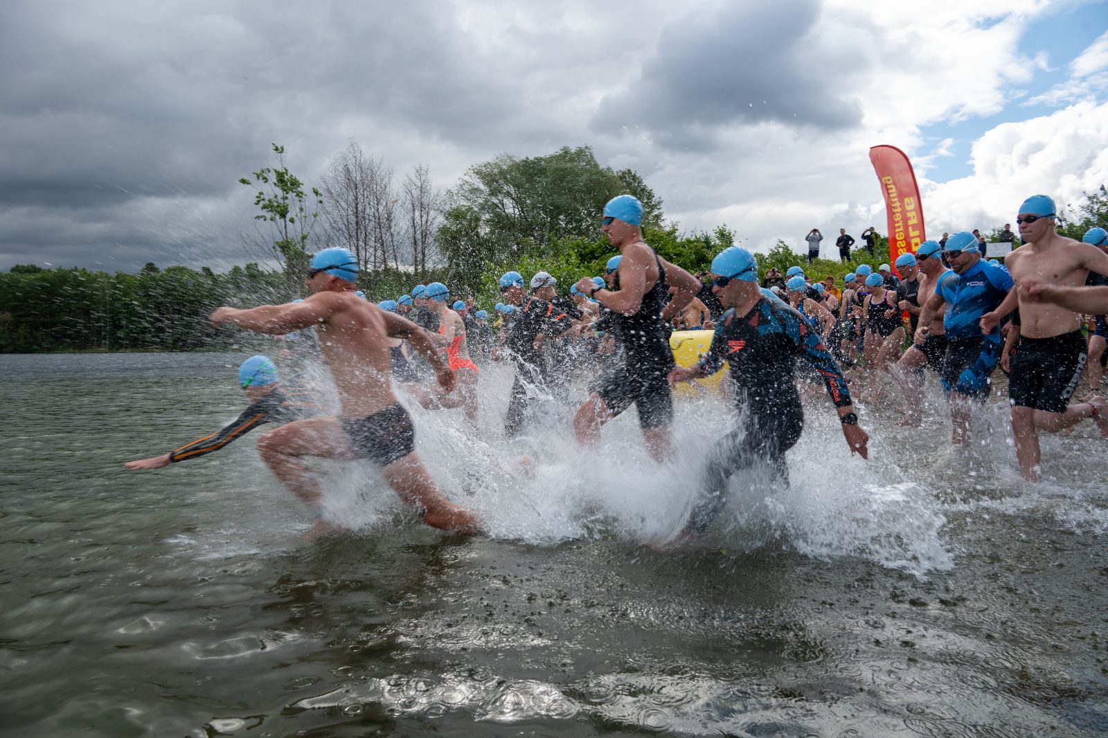 Schwimmstart am Renntag — Athleten laufen ins Wasser