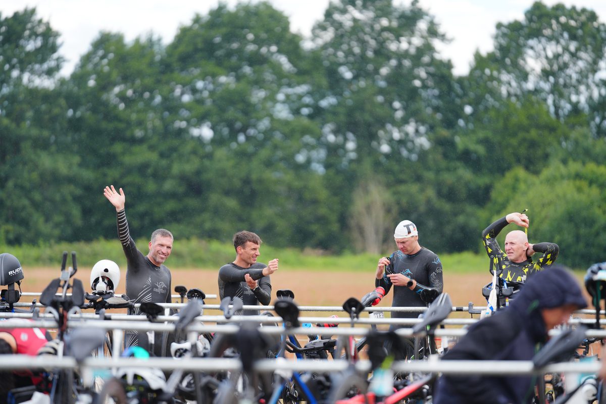Athleten in der Wechselzone vor dem Start